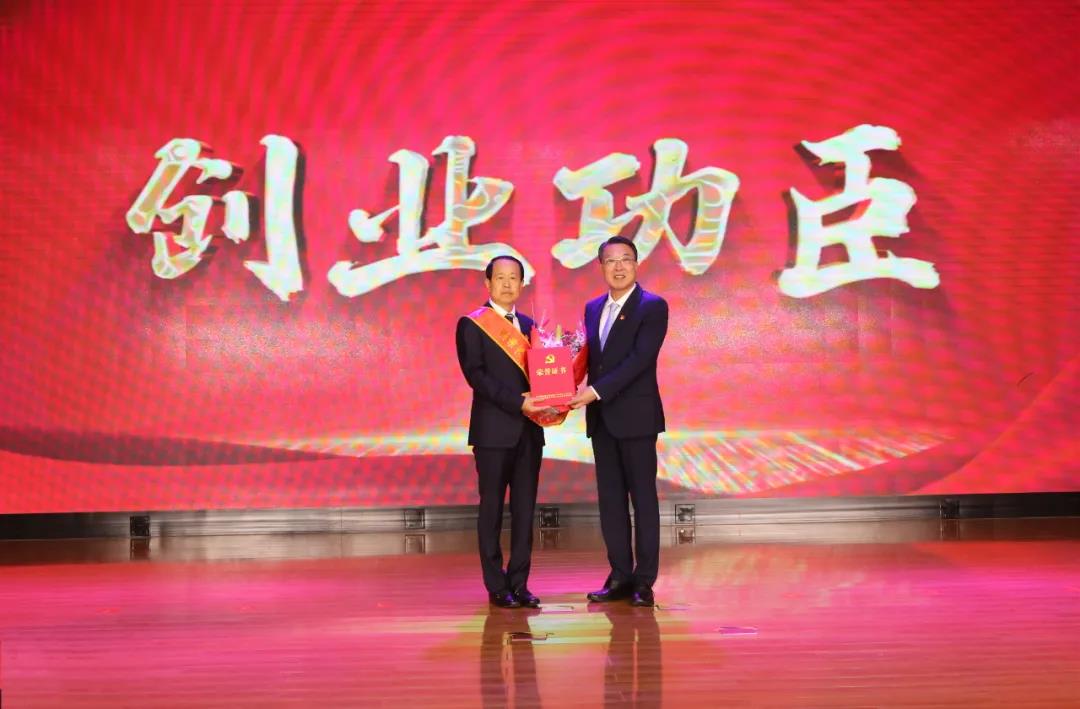 聯(lián)橋集團(tuán)黨委書記、董事長慕镕鍵被授予威海高新區(qū)建區(qū)30周年十大“創(chuàng)業(yè)功臣”稱號