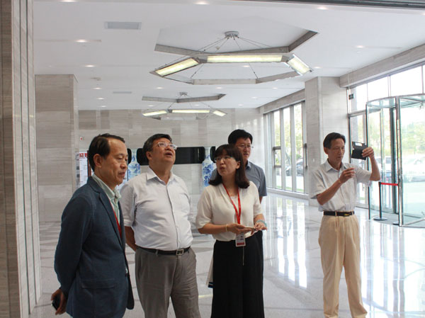 威海海洋職業(yè)學(xué)院張宗軍院長(zhǎng)一行來(lái)聯(lián)橋集團(tuán)參觀(guān)調(diào)研