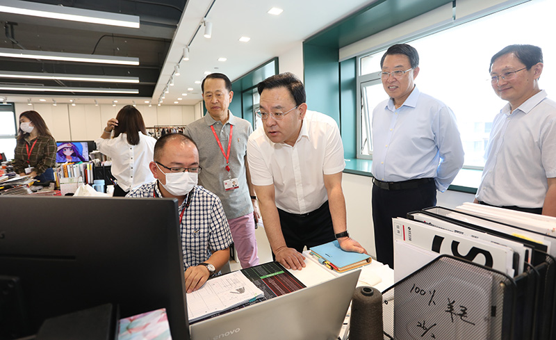 威海市委副書記、代市長(zhǎng)閆劍波到聯(lián)橋集團(tuán)調(diào)研